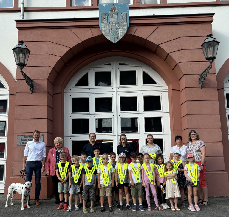 Foto privat - Die Kinderfeuerwehr vor dem Feuerwehrgebäude